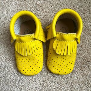 First Steps | Yellow Perforated Leather Baby Shoes/Moccasins w/ Fringe | size 4